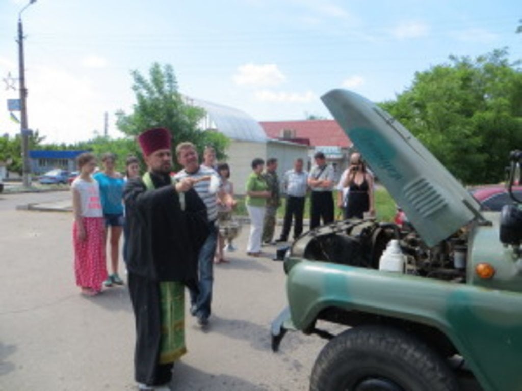 У Первомайську освячено автомобіль для ЗСУ