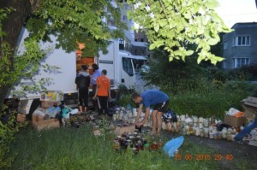 Близько ста тисяч гривень і чотири вантажівки з продуктами пожертвували парафіяни Рівненської єпархії  Української Православної Церкви для жителів Донбасу і військових 
