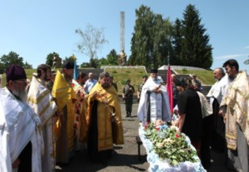 Всі священики благочиння Городища проводили спочилого бійця АТО в останню путь