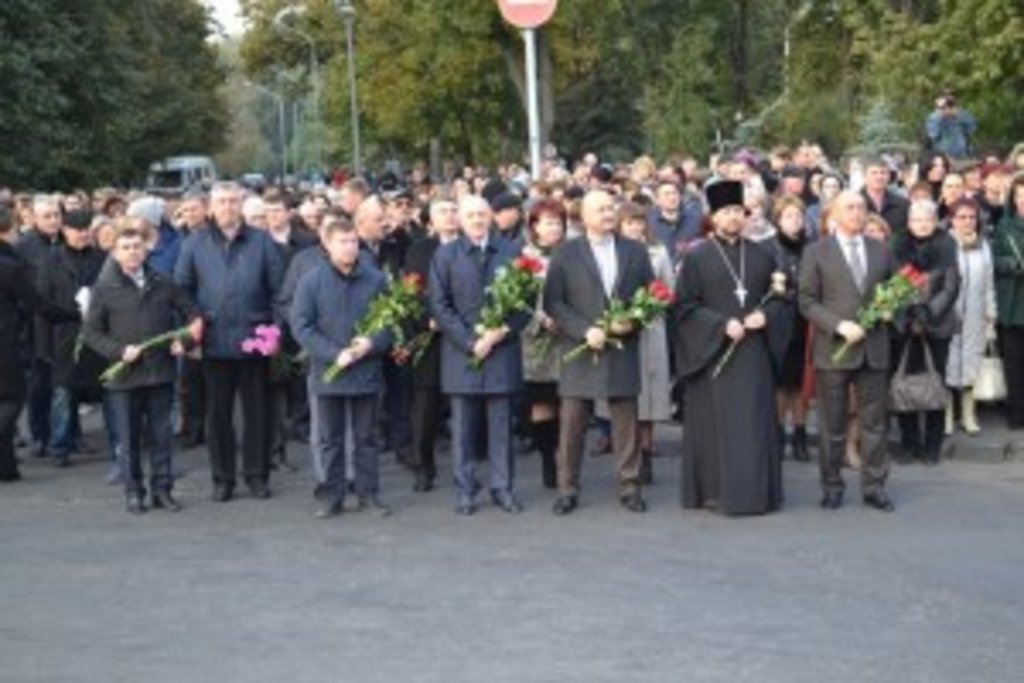 Священик Полтавської єпархії взяв участь у покладанні квітів до меморіалу загиблих козаків