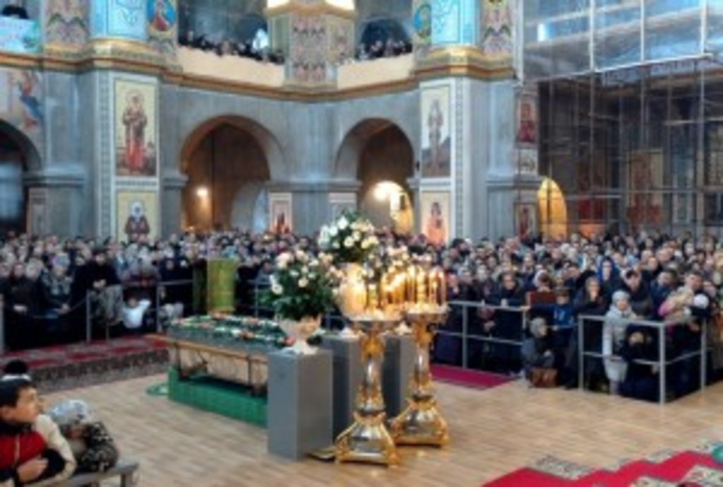 Спасо-Преображенський собор був заповнений віруючими під час нічної та пізньої Літургії