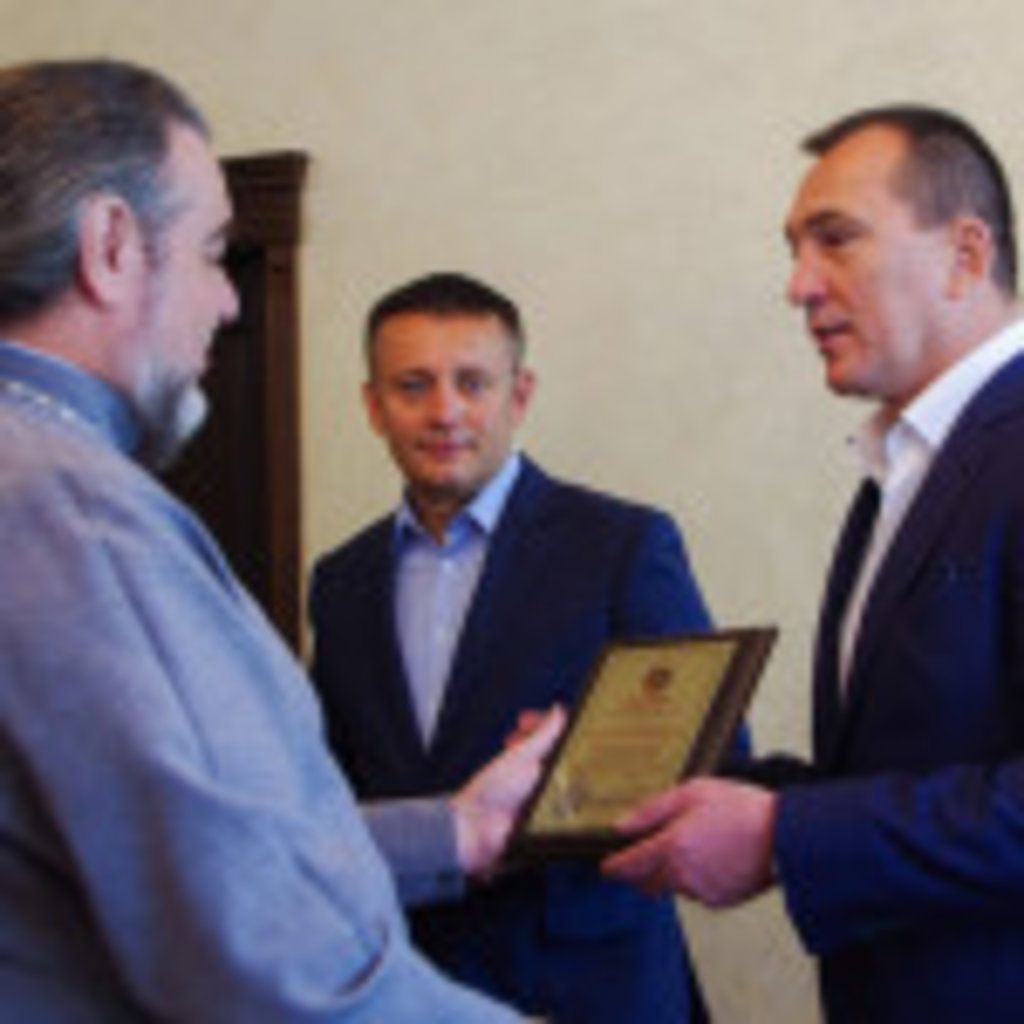 7 червня у Вінницькому єпархіальному управлінні відбулася зустріч митрополита Вінницького і Барського Симеона з благодійниками та представникам Вінницької спілки десантників, які підтримують військовослужбовців Збройних сил України у зоні АТО у співпраці з священиками-волонтерами з Вінницької єпархії