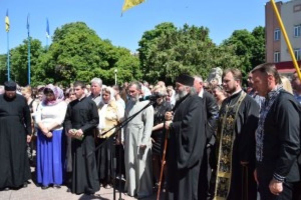 Архієпископ Агапіт молився за загиблим воїном-могилівчанином