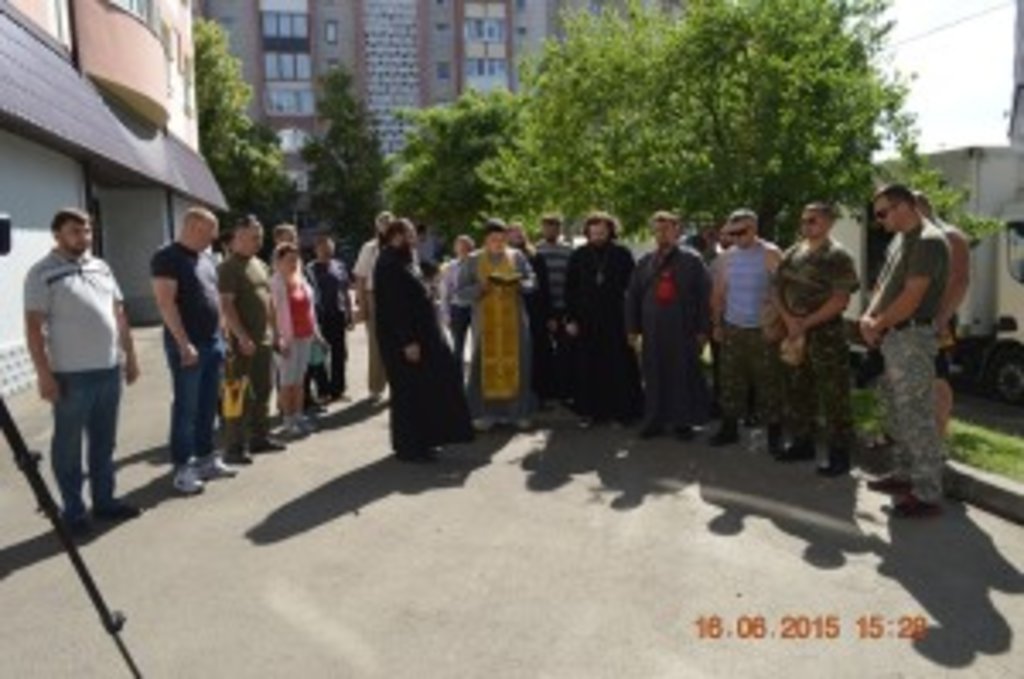 Триватиме поїздка майже тиждень. За цей час священики відслужать літургію і водосвятний молебень для бійців в зоні бойових дій, також причастять усіх бажаючих. 