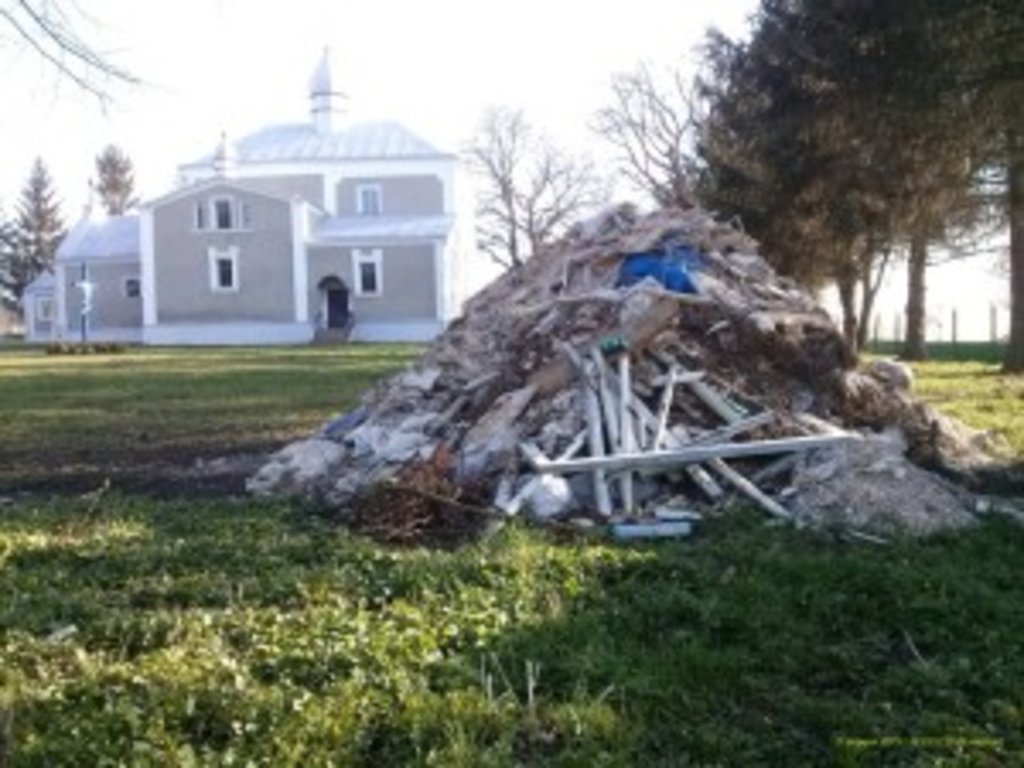УПЦ КП в Угринові недостатньо вигнання громади УПЦ: на заваді стали мерці, поховані біля захопленого храму
