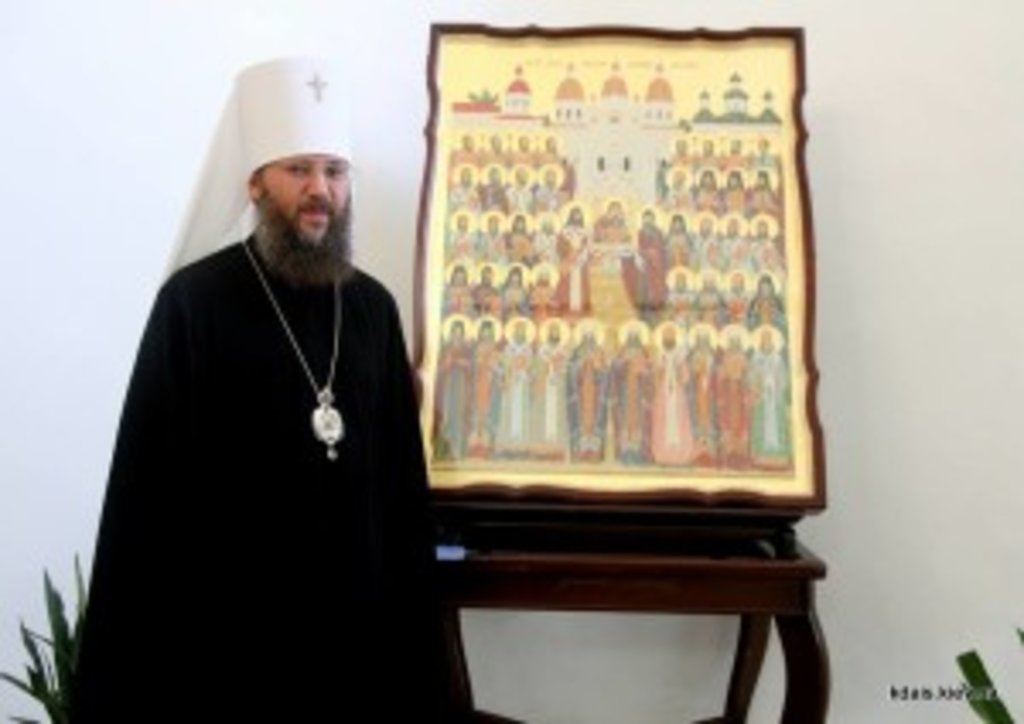 Митрополит Антоній (Паканич) біля ікони святих Київської духовної академії