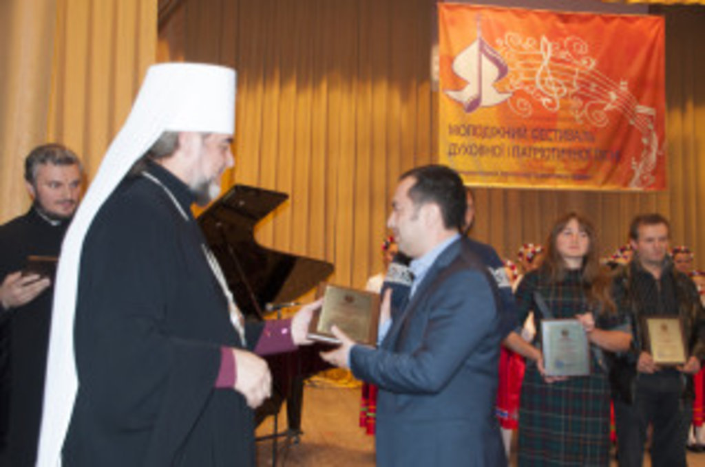 Митрополит Симеон нагороджує волонтерів