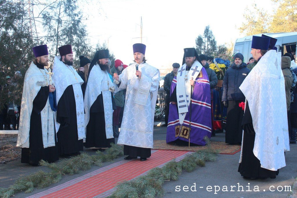 Архієпископ Сєверодонецький і Старобільський звершив заупокійну літію за спочилими у роки голодоморів
