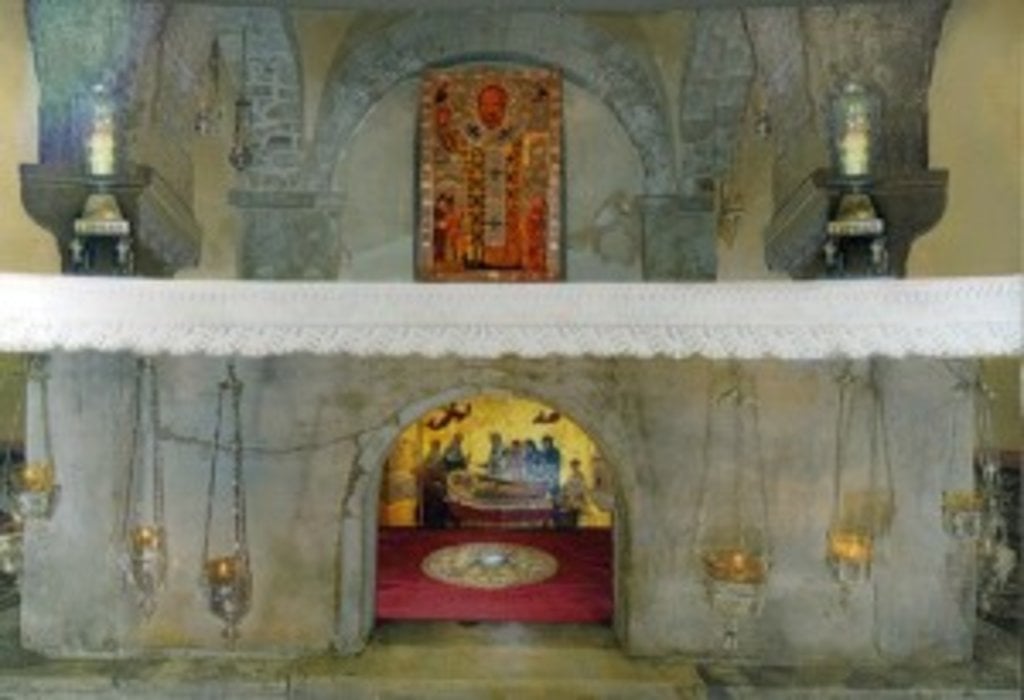Рака з мощами знаходиться прямо під вівтарем крипти базиліки Святителя Миколая