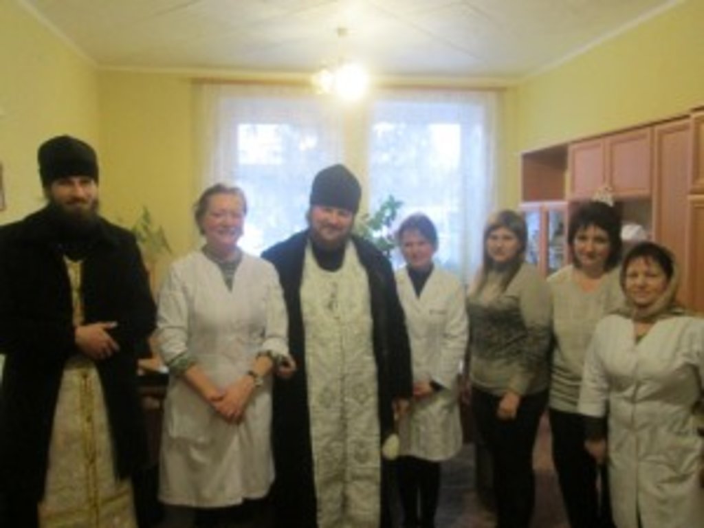 Священики Гайворонівського благочиння передали місцеві лікарні подарунки