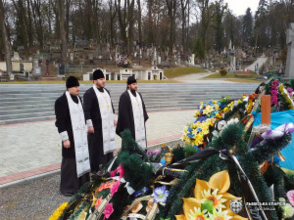 У Львові священики звершили літію над могилами учасників Майдану