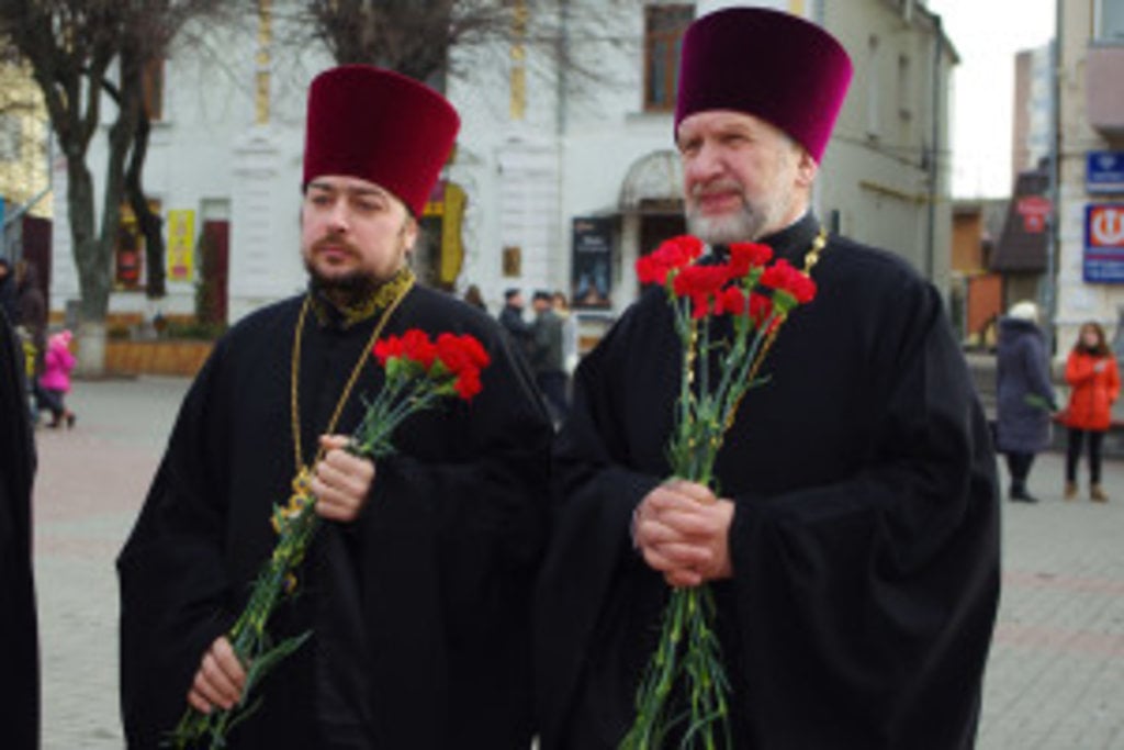 Клірики Вінницької єпархії поклали квіти до пам'ятника героям Небесної Сотні