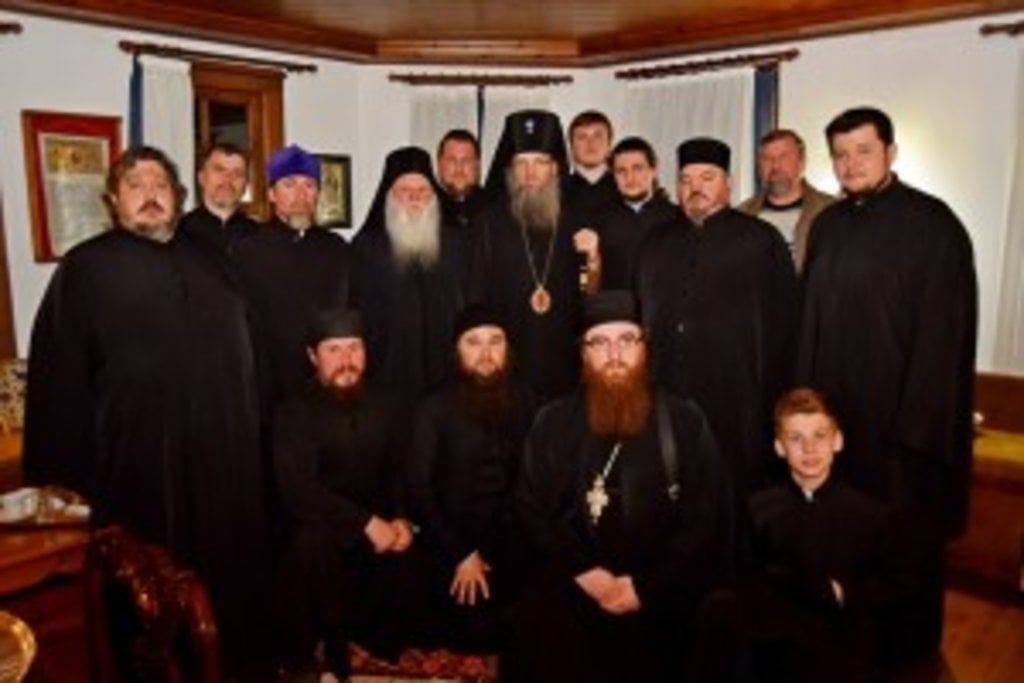 паломники Запорожской епархии УПЦ во главе с архиепископом Лукой и архимандрит Алексий