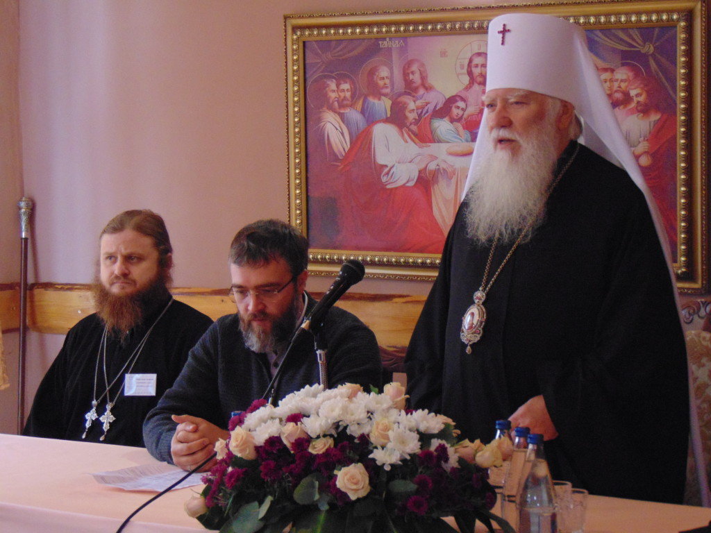 митрополит Хустський і Виноградівський Марк виступає з вітальним словом до учасників конференції