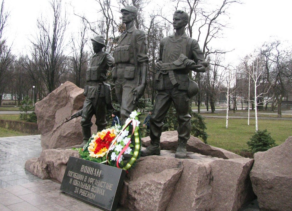 Памятники военнослужащим фото