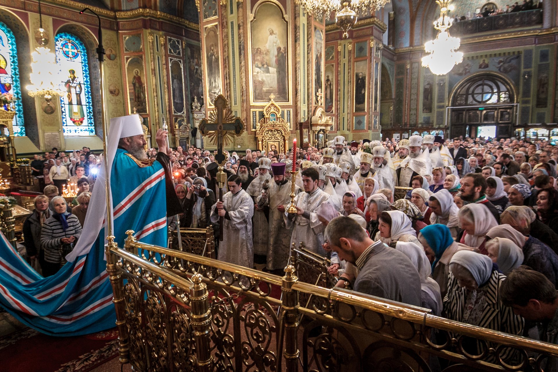 Украинская православная церковь киевского патриархата. Харьковский собор 1992. Архиерейский собор УПЦ КП. Архиерейский собор в Киеве. Люди в храме Киев фото.