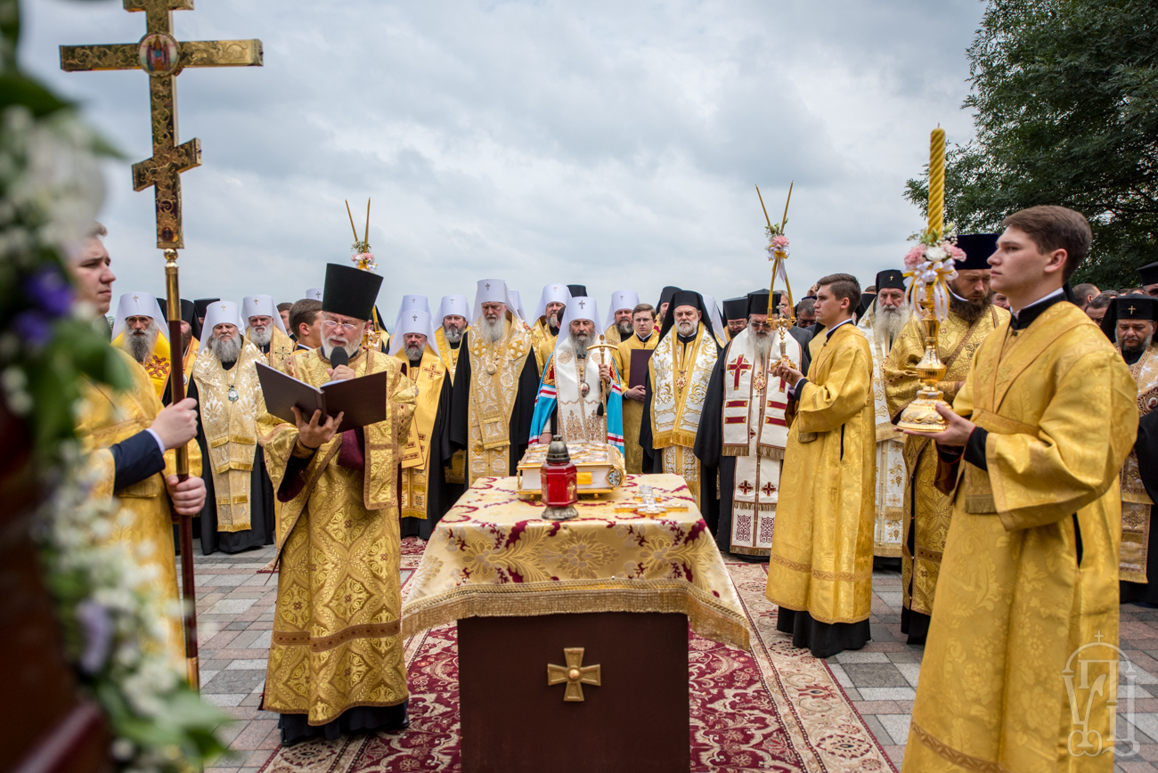 Молебен. Молебен на улице. Архиерейский молебен. Епископ на молебне. Печорский монастырь какие заказывют молебны.