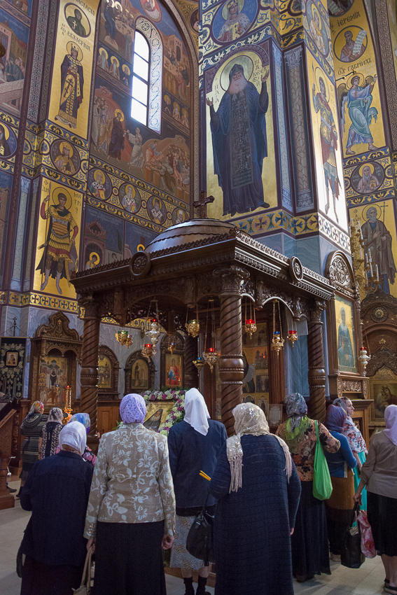 Макеевка святой. Свято Георгиевский собор Макеевка. Собор Георгия Победоносца в Макеевке. Свято Георгиевский храм Макеевка внутри. Макеевка Свято Серафимовский храм.