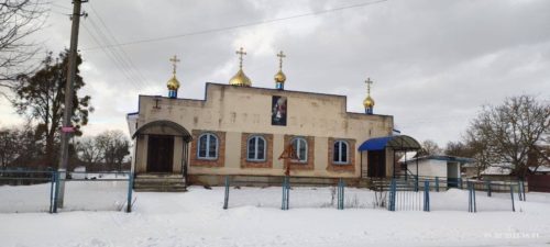 На Рівненщині парафіяни після захоплення храму моляться у приміщенні магазину, на Вінничині віруючі УПЦ протистоять рейдерським діям «ПЦУ»