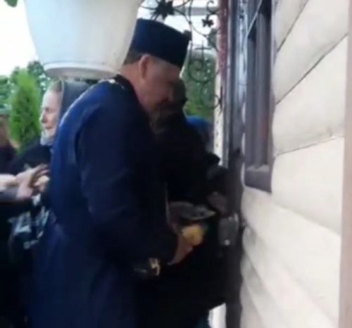 На Буковине священник ПЦУ болгаркой пилил церковную дверь. Но вдруг что-то пошло не так (видео)
