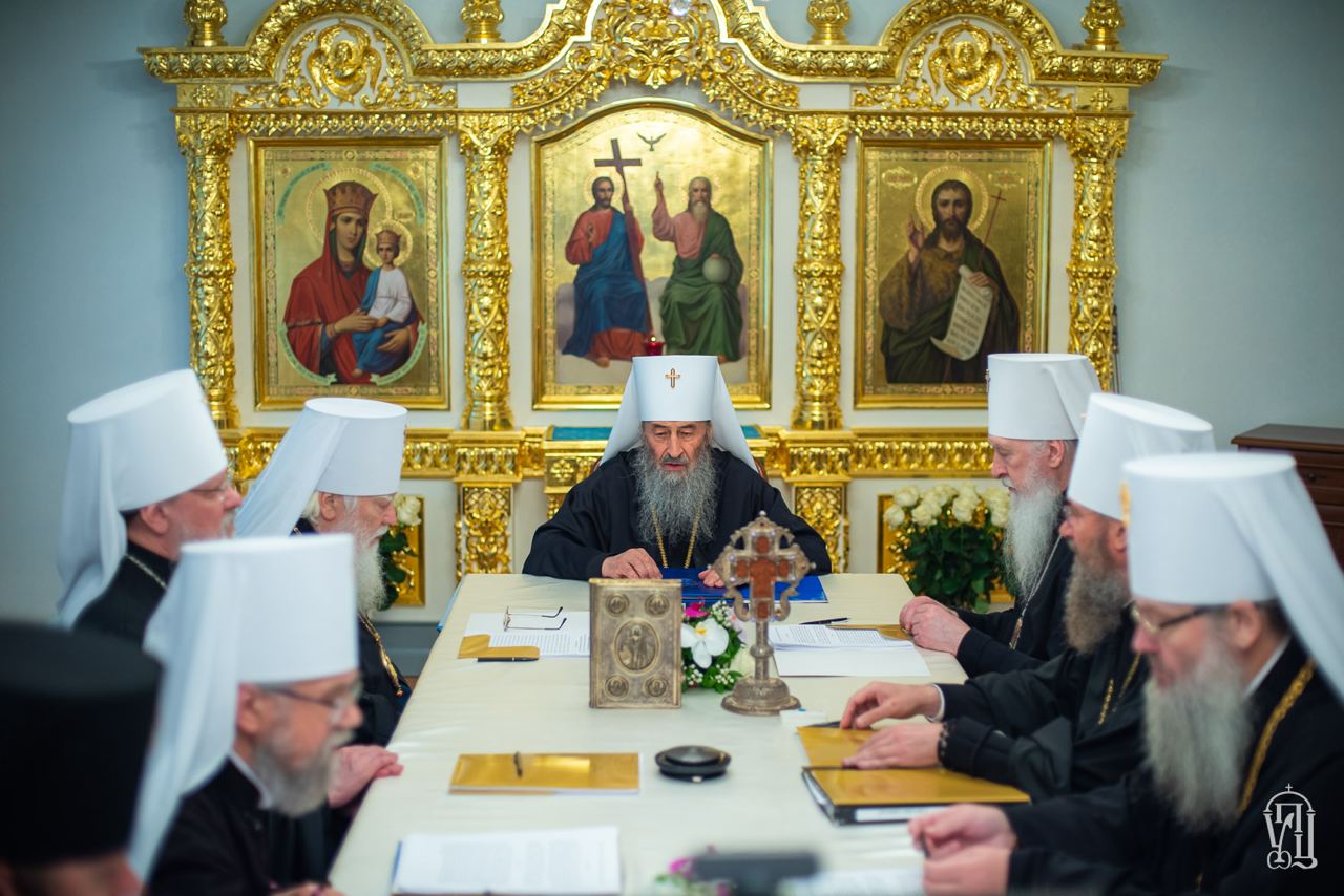 Синод рпц 2020. Заседание священного синода в даниловом монастыре. Члены священного синода рпц. Поместный собор 27 мая 2022 года. Зал заседания священного синода рпц.