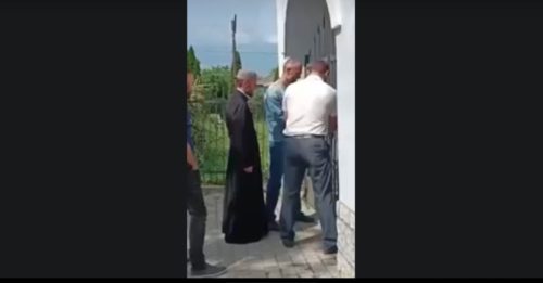 Во время захвата храма на Хмельниччине депутат применял грубую физическую силу к верующим УПЦ (видео)
