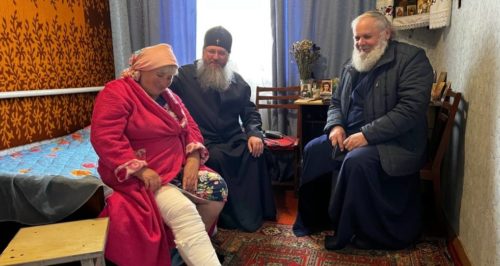 Митрополит Ніжинський і Прилуцький Климент відвідав травмовану представниками ПЦУ вірянку носівського храму (+відео)