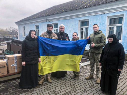 Військові подарували монахиням Покровського монастиря на Рівненщині прапор в подяку за допомогу