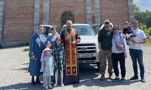 На Київщині віряни УПЦ вчергове передали автомобіль для Захисників України
