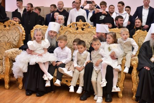 Предстоятель очолив Божественну літургію у Банченах та відвідав дітей, якими опікується монастир (+фото)