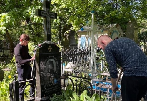 Напередодні Великодня студенти Київських духовних шкіл впорядкували могили спочилих ректорів та викладачів