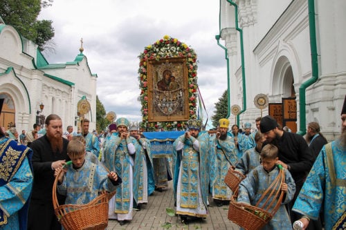Священнослужителі та віряни з різних куточків України вшанували Святогірський образ Пресвятої Богородиці