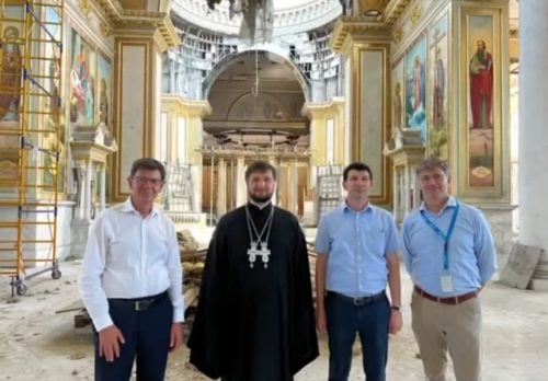 Посли Австрії та Швейцарії відвідали Преображенський собор УПЦ в Одесі, який постраждав від обстрілів рік тому