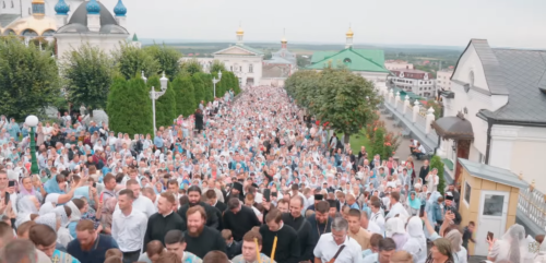 Тисячі вірян взяли участь у богослужіннях у день Почаївської ікони Богородиці