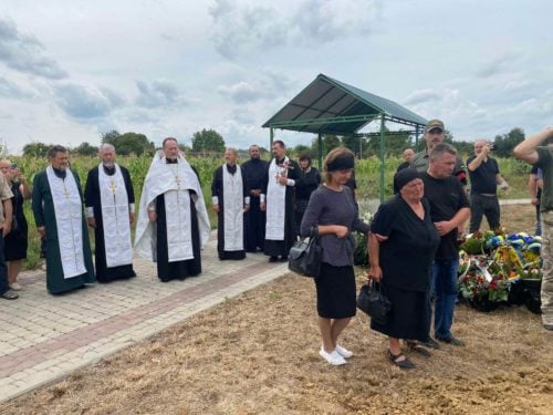 У єпархіях УПЦ молитовно провели у вічність полеглих Захисників України